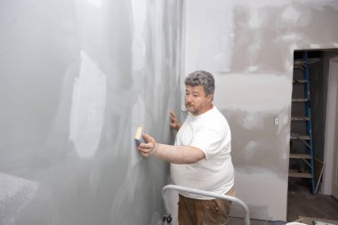 Dairenin onarımı sırasında müteahhit kumdan duvar üstüne duvar kurudu