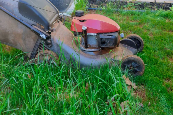Dalam Wanita Memotong Rumput Hijau Dekat Rumah Dengan Mesin Pemotong — Stok Foto
