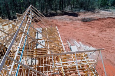 Yeni inşaatta kiriş çubuğu iskeleti olan çerçeve ev inşaatı
