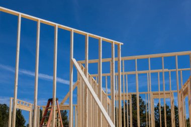 Yeni ev yapımında kullanılan tahta kiriş iskeleti.