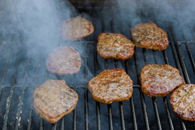 Izgara Amerikan sığır eti burgerleri ızgarada pişirilir.