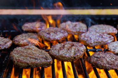 Kızarmış Amerikan sığır burger 'i ateşte ızgara olur.