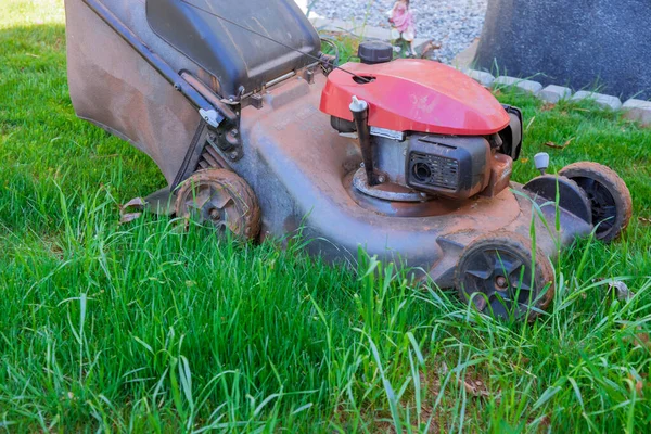 Perempuan Terlihat Memotong Rumput Hijau Halaman Belakang Rumahnya Dengan Mesin — Stok Foto