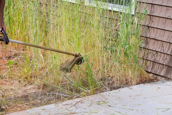 가구를 사용하는 주거용 잔디밭에 잔디깎는 기계를 — 스톡 사진