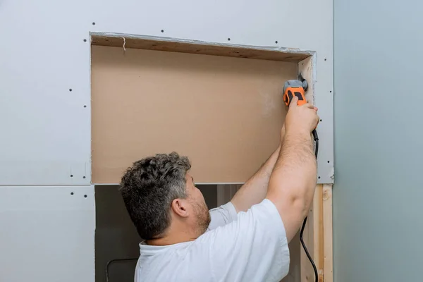Corte Gesso Drywall Com Multi Ferramenta Usada Pelo Trabalhador — Fotografia de Stock