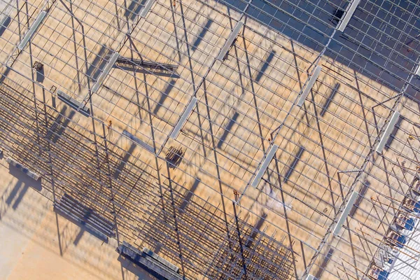 製鉄所建設現場における金属トラス構造の組み立て — ストック写真