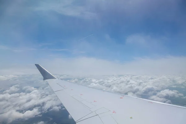 飛行中の航空機の窓を通して 私たちは美しい青い空を見ることができます — ストック写真