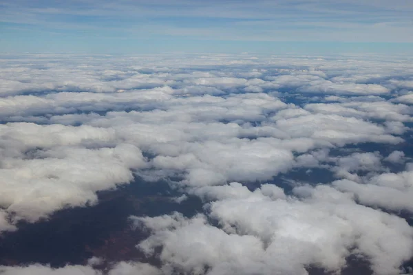 Aus Einem Flugzeugfenster Mit Blick Über Den Schönen Blauen Wolkenverhangenen — Stockfoto