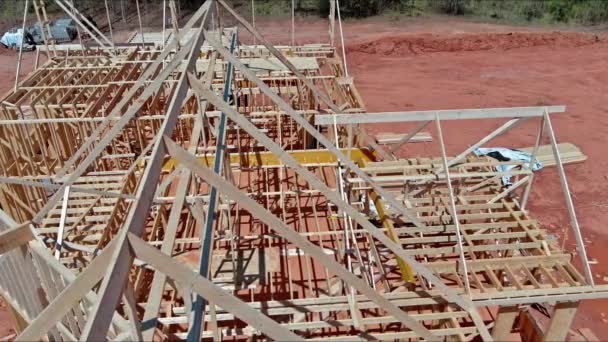Holzdachstuhl Aus Dachstühlen Wurde Als Teil Der Neuen Balkenkonstruktion Errichtet — Stockvideo