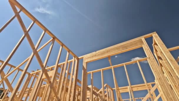 Beim Bau Eines Stockhauses Werden Holzbalken Fachwerk Eingebaut — Stockvideo