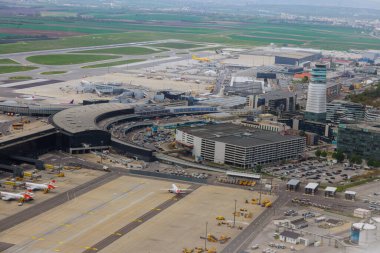 27 Mayıs 2023 Viyana Avusturya. Uluslararası havaalanı VIE havaalanındaki park alanından da görüntüle