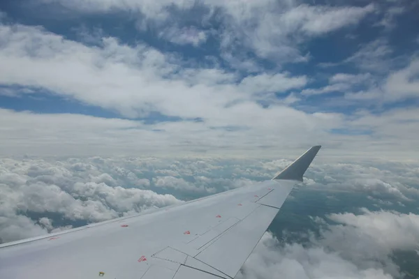 Vista Janela Durante Voo Asa Uma Aeronave Com Fundo Lindo — Fotografia de Stock