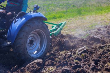 Traktör, diğer tarımsal görevlerin bahar aylarında sürülmesi için gerekli bir ekipman parçasıdır..