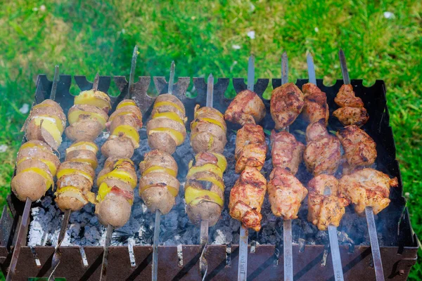 Kebab Nyársat Szalonnás Burgonyát Hordozható Fém Brazilban Grillezik — Stock Fotó