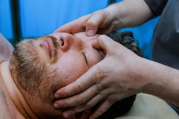 Terapeuta Manual Centra Masajes Faciales Antienvejecimiento Para Estimular Circulación Sanguínea —  Fotos de Stock