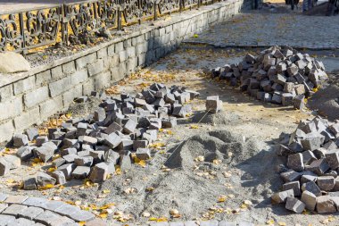 Yol yenileme çalışmaları, taş kullanımı da dahil olmak üzere geniş çaplı yeniden inşa çalışmalarını içeriyor.