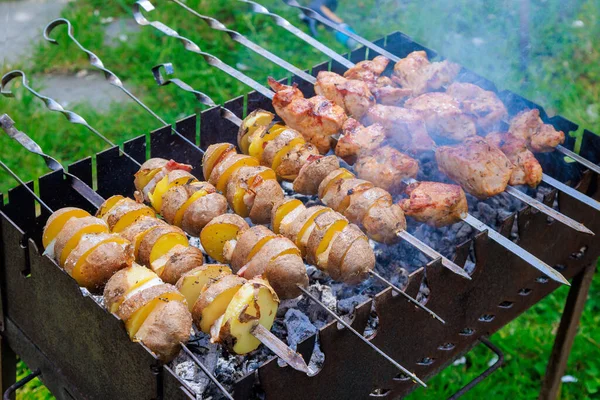 Dans Ces Braseros Barbecue Métal Portables Les Brochettes Kebabs Les — Photo