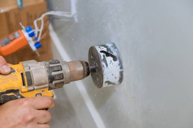 Duvara elektrik kablosu döşenirken, alçıpan için sondaj gereklidir