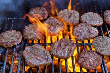 bbq Fire Grill 'de hamburgerler için ızgara et ve barbekü hamburgerleri pişirmek için hazırlanmıştı.