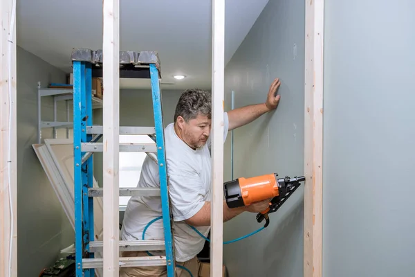 Trabalhador Construção Usa Martelo Para Pregar Vigas Madeira Molduras Habitação — Fotografia de Stock