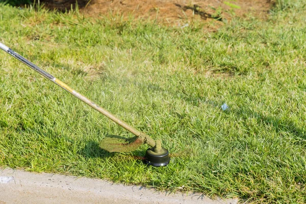 손으로 잔디를 잔디깎는 은도로 근처에서 잔디깎는 신선하고 잔디를 사람을 깎는다 — 스톡 사진