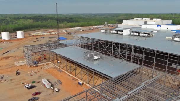 桁架钢结构施工作为钢结构复杂工程的一部分 正被用作工业仓储建筑的一部分 — 图库视频影像