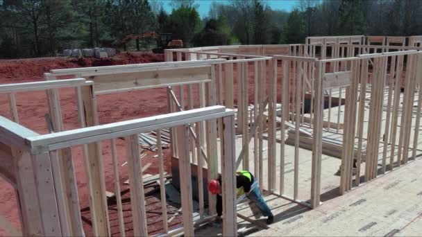 一名建筑工程师利用水平仪检查正在工地上建造的木制框架梁的水平仪质量 — 图库视频影像