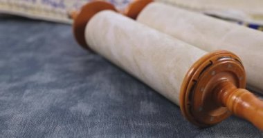İbadet, Tevrat 'ın kutsal kitabı, Shofar boynuz şalı ve Tallit ile özdeşleştirilir.