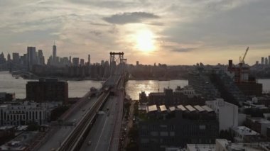 Williamsburg Köprüsü 'nün günbatımında Brooklyn, New York' tan Doğu Nehri 'nin karşısındaki panoramik manzara.