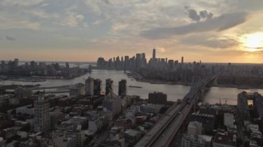 Günbatımında, Brooklyn 'deki Williamsburg Köprüsü East River boyunca Manhattan' ın büyüleyici panoramik manzarasını sunar.