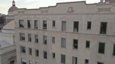 Brooklyn 'den gün batımını izlerken Williamsburg Köprüsü' nün doğu nehri boyunca uzanan panoramasının tadını çıkarabilirsiniz..