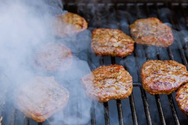 bbq Fire Grill 'de hamburgerler için ızgara sığır eti ızgarası pişirmeye hazır.