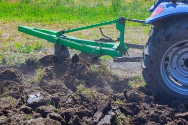 Çiftçilik, traktörlerle tarla sürmek de dahil olmak üzere çok sıkı çalışma gerektiren zorlu bir endüstri..