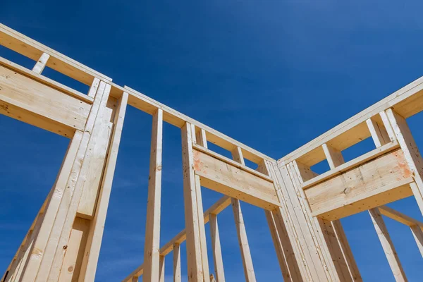 新しい建設プロジェクトの木製の梁棒から構築されたフレームハウス — ストック写真