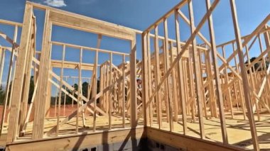 Ahşap kirişli yapı iskeleti yeni inşa edilen eve yapılandırılıyor.