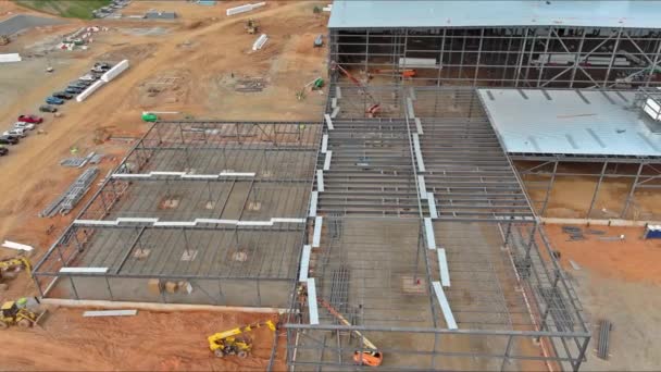 Während Des Baus Einer Industrielagerhalle Werden Stahlrahmen Für Dachstühle Verwendet — Stockvideo