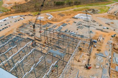 İnşaat alanında, büyük vinçler çelik depo iskeleti için metal çerçeve yapımında kullanıldı.