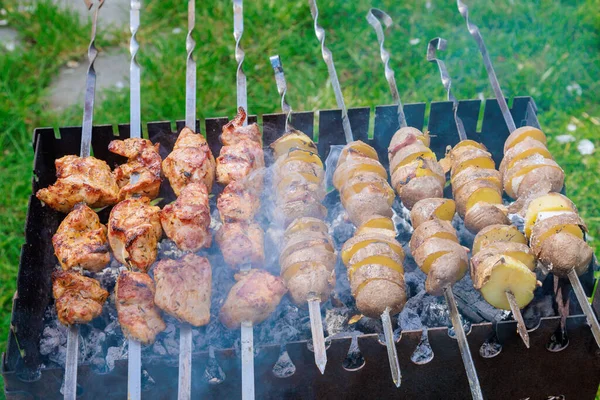 Egy Sor Kebab Nyársat Szalonnával Töltött Burgonyát Főznek Hordozható Fémből — Stock Fotó