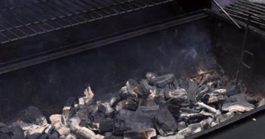 Barbeküyü kömürün üstünde ızgara et ve ızgarada alevler için hazırlayın.