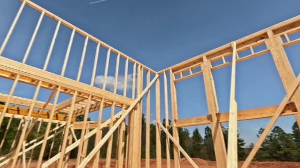 Використання Дерев Яних Брусів Рамки Будівництва Нового Будинку — стокове відео