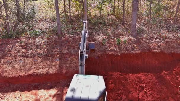 Inşaat Sahasında Sürüngen Kazıcı Kovası Inşaat Sırasında Toprağı Kazıyor — Stok video