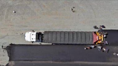 Asfalt yolda asfalt döşeme işlemi asfalt özel makineler, ağır titreşimli silindir kaldırım
