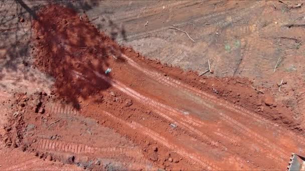 Durante Sitio Construcción Excavadora Tractores Cuchara Está Moviendo Nivelación Tierra — Vídeo de stock