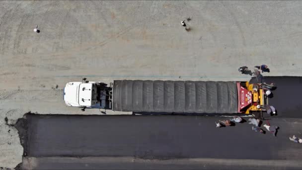 沥青专用机在沥青路面上铺装沥青的工艺 — 图库视频影像