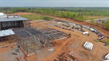 İnşaatın bir parçası olarak çelik iskelet iskeleti inşa eden bir sanayi deposu inşa etmek