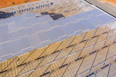 İnşaat alanlarında çelik depoları için metal kiriş yapı iskeleti kuruluyor