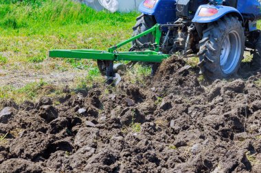 İlkbaharın gelmesiyle toprağı güvenilir traktör dikmek için hazırlamaya başlama zamanı geldi.