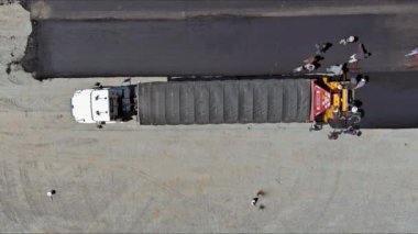 Asfalt asfalt asfaltlama, yayalar ve araçlar için güvenli bir ortam sağlayan yağmur suyunun verimli şekilde boşaltılmasına olanak sağlar