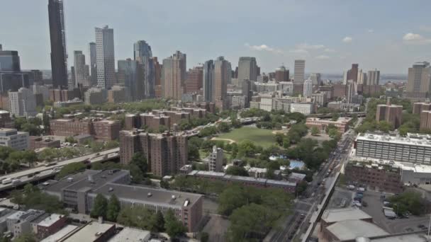 브루클린의 상징적 스카이라인 지역의 역사적 거리들은 인상적 경관을 보여준다 — 비디오