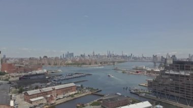 Doğu Nehri boyunca uzanan bu güzel mahalle, Manhattan 'ın su üzerindeki ikonik siluetini gözler önüne seriyor.